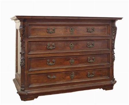 Cassettone in noce, quattro cassetti sformellati e lesene scolpite, piedi a...