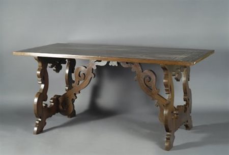 Tavolo in noce, piano rettangolare intarsiato, gambe a lira, cm.80x174x98,5.