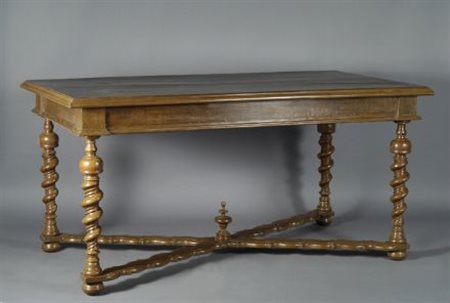 Tavolo in noce, piano rettangolare, fascia sotto il piano, poggiante su gambe...