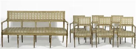 Salotto in legno laccato e dorato composto da sei poltrone e un divano...