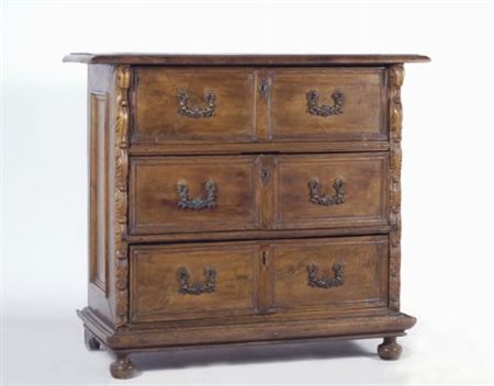 Comò in pero, piano con becco di civetta, tre sportelli sformellati sul...