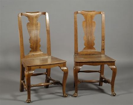 Due sedie in noce a pattona, schienale con cartella sagomata, gambe anteriori...