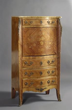 Secretaire listrato e intarsiato in legni da frutto, mosso sul fronte e sui...