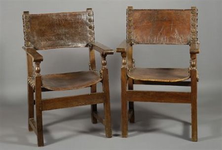 Due poltrone in noce, seduta e spalliera in cuoio originale, XVII sec.