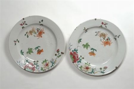 Coppia di piatti in maiolica con decorazioni floreali, Compagnia delle Indie,...