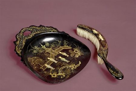 Spazzola e cassetta in lacca, con decori in oro e madreperla raffiguranti...