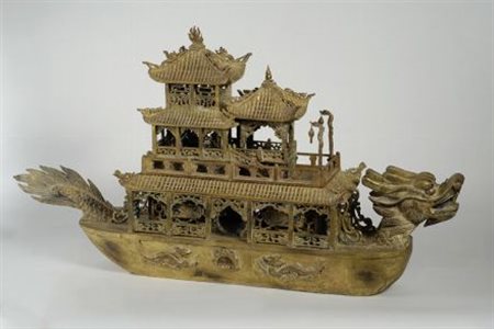 Dragon-boat in legno intagliato e dorato, Cina, prima metà XX sec., cm. 56x105.