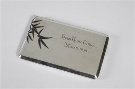 Porta sigarette in argento, con decorazioni in metallo raffiguranti piante di...