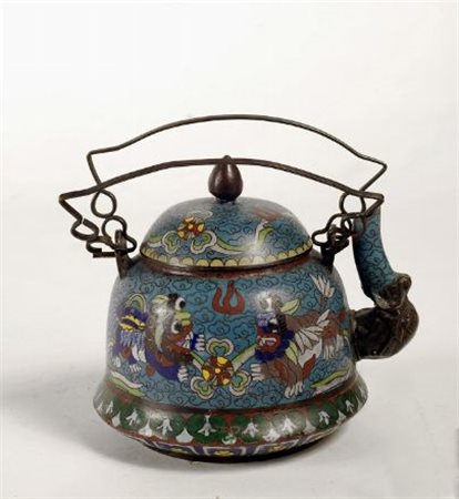 Teiera in metallo, con decorazione cloisonné raffigurante cani di Pho,...