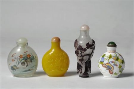 Quattro tabacchiere in vetro, di diversa forma, Cina, XIX-XX sec.