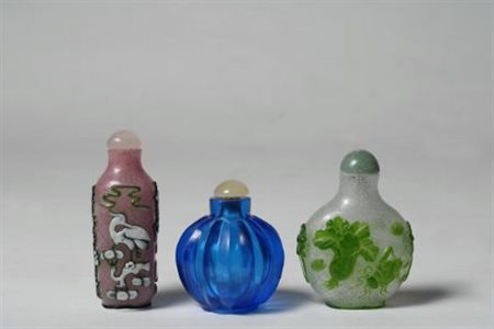 Tre tabacchiere in pasta vitrea e vetro, due con decori a cammeo, Cina,...