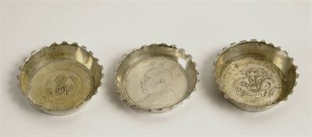 Tre monete cinesi in argento montate a piccolo piatto, Cina, inizi XX sec.