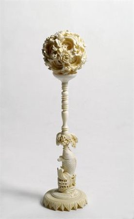 Stand con sfera in avorio finemente intagliato, fusto a foggia di pesce,...