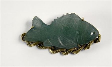 Spilla in giada raffigurante pesce su montatura in oro (14 ct), Cina, inizi...