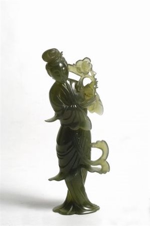 Guanyin scultura in giada, Cina, inizi XX sec., cm. h. 22.