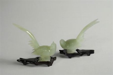 Coppia di uccellini in giada, su base lignea, Cina, prima metà XX sec.
