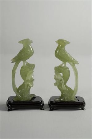 Coppia di uccellini in giada, su base lignea, Cina, prima metà XX sec.