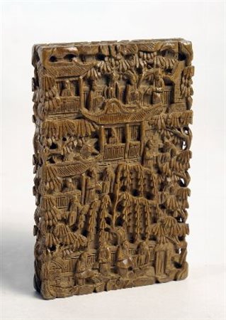 Porta tessere in sandalo, interamente intagliato e decorato con motivi...