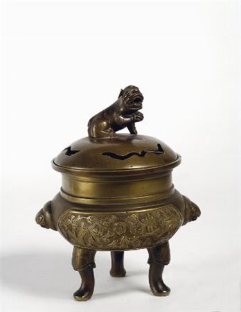 Brucia incenso in bronzo, sorretto da tre zampe terminanti a ricciolo, fusto...