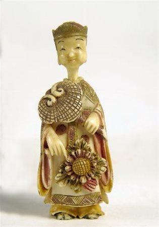 Snuff bottle in avorio intagliato e colorato, raffigurante donna di rango,...