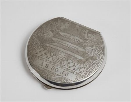 Portacipria in argento sterling, con incisioni sul coperchio raffiguranti il...