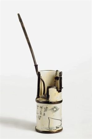 Pipa da oppio in porcellana bianca e blu, con decorazioni raffiguranti...