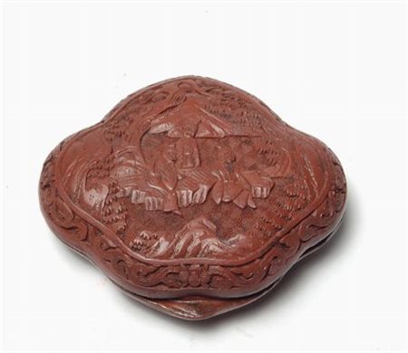 Piccola scatola in lacca, sagomata, con intagli a foggia di peonie e figure,...