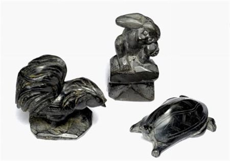 Netsuke Tre animali in pietra intagliata, Cina, XIX sec.