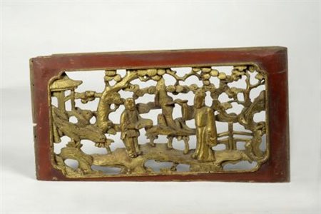 Pannello in legno sagomato, dipinto e intagliato, con figure, Cina XIX sec.,...