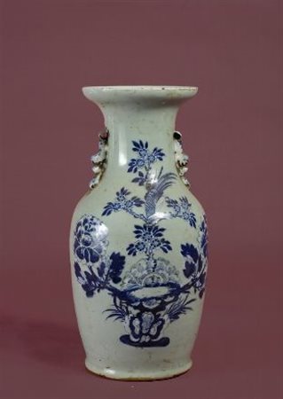 Vaso in porcellana bianca e blu, con decorazioni a fiori e uccelli, Cina,...