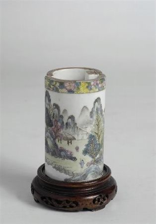 Piccolo vaso cilindrico in porcellana, interamente decorato in policromia con...