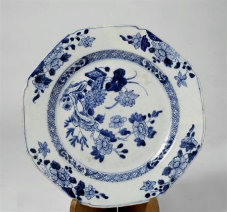 Piatto ottagonale in porcellana bianca e blu, con decorazioni floreali sul...