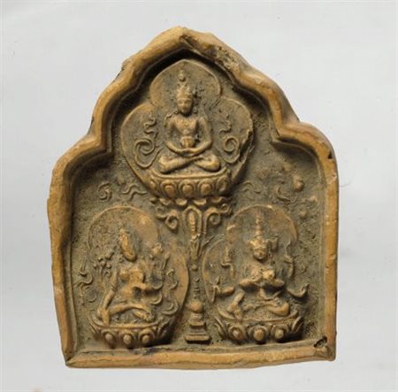 Piccola formella in terracotta, con rilievo di divinità, India, inizio XVIII...