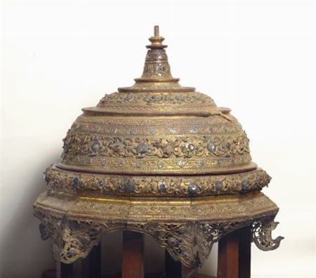 Piatto di offerte birmano a doppio corpo, cupola in legno dorato e...
