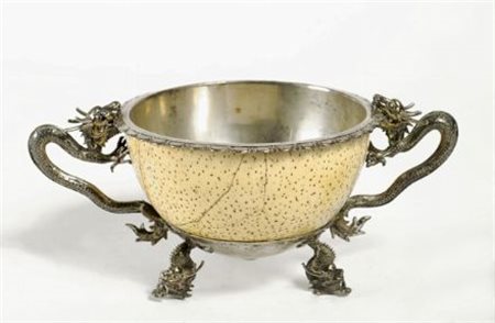 Coppa in argento, con zampe e maniglie laterali a foggia di drago, fusto...