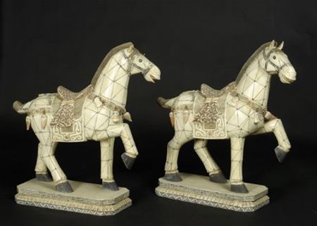 Coppia di cavalli in avorio composto, inciso e dipinto, su base ottagonale,...