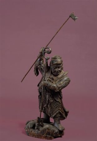 Guerriero in legno intagliato, con tracce di doratura, Cina, XIX sec., cm. h. 46