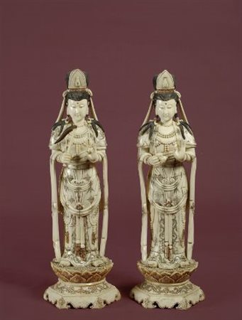 Coppia di figure femminili in avorio composto inciso e dipinto, Cina, fine...