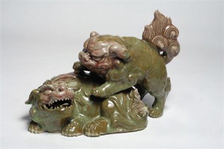 Gruppo di cani di Pho in porcellana invetriata, marcati alla base, Cina, XIX...