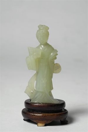 Dama piccola scultura in giada nefrite, su base in legno, Cina, fine XIX sec.