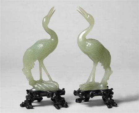 Coppia di ibis in giada nefrite, su basi di legno dipinto, Cina, inizio XX sec.