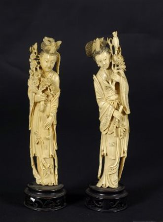 Coppia di sculture in avorio intagliato e inciso, su base in legno traforato,...