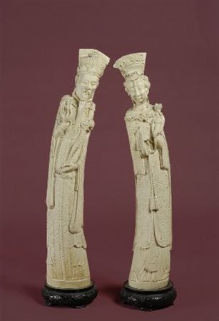 Coppia di coniugi statue in pietra intagliata e dipinta firma sotto la base....