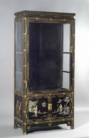 Vetrina in legno laccato nero percorsa da cornici a girali e meandri in oro,...