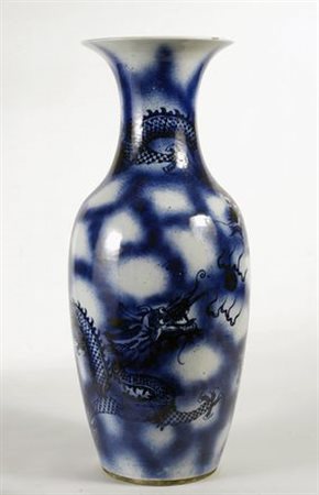 Vaso da pavimento in porcellana bianca e blu, con decorazioni raffiguranti...