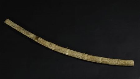Spada con manico e fodero in avorio intagliato, decorazioni a figure, Cina...