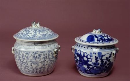 Due cache pot di diversa fattura in porcellana bianca e blu, con decorazioni...