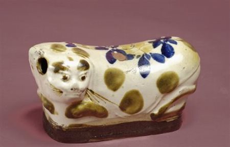 Poggiatesta in ceramica dipinta, modellata a forma di gatto, Cina XIX sec.