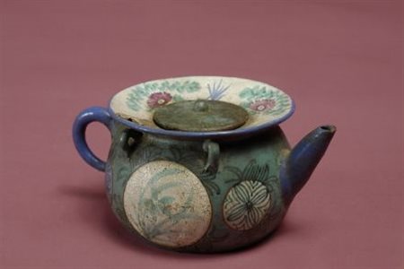 Teiera in ceramica dipinta, con decori geometrici su fondo verde, Cina, XIX sec.
