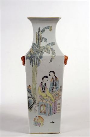 Vaso da pavimento a base quadrata, in porcellana, decorato in stile famille...